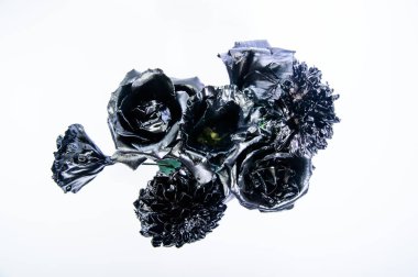 Çiçek çiyi. Metalik çelik renk. Çiçek kaplı metalik boya. Metal çiçek. Soyut sanat. Sonsuz güzellik. Moda buketi. Botanik kavramı. Dövme ve heykel. Güzel siyah gümüş çiçek