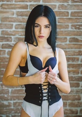 Hiçbir şey baştan çıkarıcı bir görünümden daha sıcak değildir. Uzun esmer saç ve güzellik makyaj bakmak ile seksi kadın. Erotik iç çamaşırı giyen sevimli vogue modeli Moda bakmak. Görünüşü çok şehvetli.