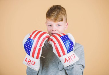 Boks kariyerine başla. Amerikan boksör konsepti. Çocuk sporcu sporcu boks becerileri. Boks sporu. Zafere doğru. Gücüne güvenen biri. Erkek sporcu Amerikan bayrağıyla boks eldiveni giyiyor.