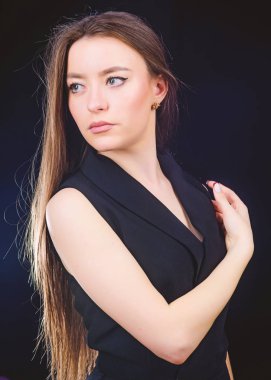 cilt bakımı kozmetik ve makyaj. doğal güzellik. esmer saçlı güzel bir kadın. şehvetli kadın siyah izole. kuaför salonu. moda modeli portre. Mükemmel kadın