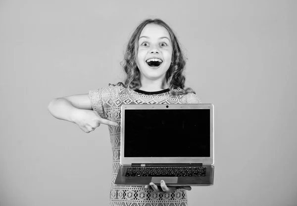 Compras en línea con Internet móvil. desarrollo infantil en la era digital. Usando las redes sociales. marketing digital de negocios. niña feliz con cuaderno. educación en línea e aprendizaje. Tiempo de estudio — Foto de Stock