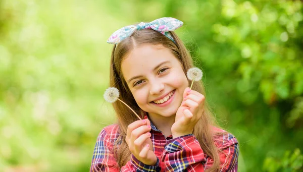 Sommerferien. Rancho und Land. natürliche Schönheit. Kinderglück. kleines Mädchen und mit Taraxacum-Blume. Löwenzahn. Frühlingsferien. Frauentag. glückliches Kind hält Pusteblume. Grünes Leben — Stockfoto