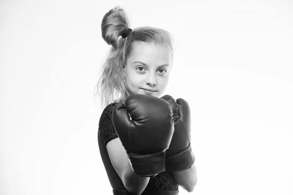 Educação desportiva. Educação para liderança e vencedor. Boxe infantil forte. Esporte e conceito de saúde. Desporto de boxe para mulheres. Sê forte. Menina criança com luvas azuis posando no fundo branco — Fotografia de Stock