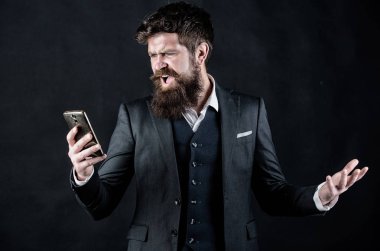 İş hakkında tutkulu. Sakallı adam Smartphone vasıl bağırarak. Online ve çevik. Bıyıklı acımasız beyaz hippi. Takım elbiseli bir iş adamı. Olgun hipster sakallı telefonla konuşabilir. öfke