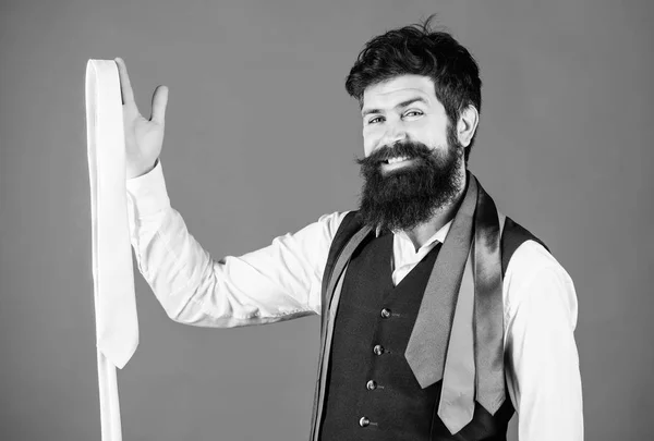 Gravata perfeita para negócios, bem como prazer. Homem feliz sorrindo com gravata de luxo. Homem com barba longa e bigode em estilo clássico. Homem barbudo a escolher gravata. Homem elegante com acessórios de moda — Fotografia de Stock