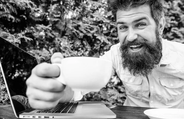 Brutale bebaarde hipster bij koffiepauze. gelukkige man werkt aan laptop. perfecte deal. kantoormedewerker. Succesvolle zakenman. Agile Business. Zakelijk succes. We deden het — Stockfoto