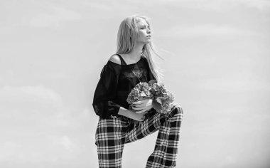 Baharı kutla. Bahçe ve botanik kavramı. Kız model ortanca çiçekler taşır. Bahar taze buketi. Çiçekler ihale bahar kokusu. Kız arkadaş için buket. Moda ve güzellik endüstrisi