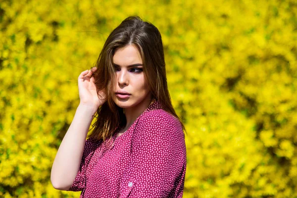 Sexy vrouw in lente bloesem. mooie vrouw huidverzorging. meisje als de natuur. zomer bloeiende bomen en gele bloemen. natuurlijke schoonheid make-up. haar mode. mode schoonheid. Zomer geluk — Stockfoto