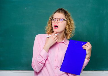 Gelecek öğretim yılı. Kız sınavlara hazırlanın. tahtada gözlüklü öğrenci yiyerek. projeyi rapor edin. Okula geri dön. kompozisyon yazma. belge klasörü ile öğretmen. özel derste kız öğretmen