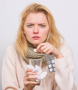 Sadece bir hap yardımcı olabilir. Sağlıksız bir kadın hap ve su bardağı tutuyor. Hasta kadın soğuk algınlığı veya grip neden olduğu belirtileri tedavi. Sevimli hasta kız anti soğuk hapları alıyor. İlaç ve artan sıvı alımı