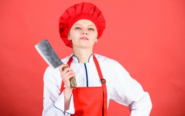 Paslanmaz çelik. Keserken dikkatli olun. Şef sebze kesti. Kadın şef keskin bir bıçak tutuyor. Profesyonel gibi yemek doğramanın yolları. Bıçak becerileri kavramı. Uygun bıçağı seç. Tehlikeli bayan. Satın almak için en iyi bıçaklar