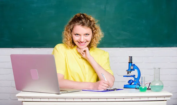 Studie microbiologie. Onderzoek moleculaire modificaties. Wetenschappelijk onderzoek. Student meisje met laptop en Microscoop. Universitair student of school leraar. Terug naar school. School laboratorium — Stockfoto