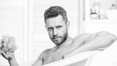 Hijyene dikkat edin. Parçaların gövdesini temizliyor. Hijyen konsepti. Adam sünger temizleme cilt kullanın. Hijyenik prosedür konsepti. Tam bir rahatlama. Banyo kalp sağlığını artırabilir. Duş jeli. Kişisel hijyen