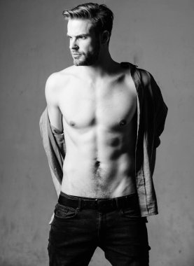 Güçlü ol. Erkek modası ve güzelliği. Çıplak gövdeli altı paket seksi adam. Atlet adam, saç bakımı. Spor sonrası kas eğitmeni. Fitness diyeti. Arzu ve ayartma. Seksi kas maço