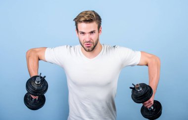 Sporcu güçlü kasları antrenman. Spor ekipmanları. Fitness ve vücut geliştirme sporu. Spor yaşam tarzı. Spor motivasyonu. Yakışıklı adam egzersiz. Spor salonunda egzersiz yapmak. Dambıl ile egzersiz kas adam