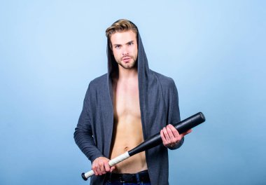 Spor ekipmanları. Sporcu güçlü maço yarasa ile tehdit görünüyor. Kabadayı lık havası. Kötü çocuk konsepti. Beysbol sopası olan yakışıklı kabadayı adam. Güçlü ve kendinden emin. Saldırganlık erkeklik güçlü öfke