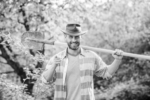 农业和农业种植。花园设备。肌肉牧场男子在牛仔帽。生态农场。收获。性感的农民拿着铲子。快乐地球日。生态生活。热爱他的工作 — 图库照片