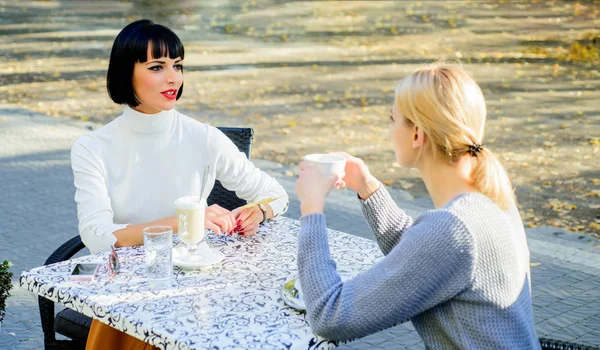 Estou só a relaxar. Almoço bisbilhoteiro. moda verão beleza. amigos felizes meninas se encontram no café. conceito de fofoca. Feliz almoço. atrito feminino. Relaxe com café. Hora do café. tempo livre com alegria — Fotografia de Stock