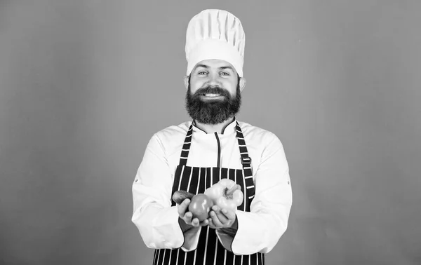 O chefe de chapéu. Receita de sabor secreto. Homem barbudo cozinheiro na cozinha, culinária. Vegetariano. Chef maduro com barba. Dieta e alimentos orgânicos, vitamina. Cozinhar alimentos saudáveis. Morda mais — Fotografia de Stock