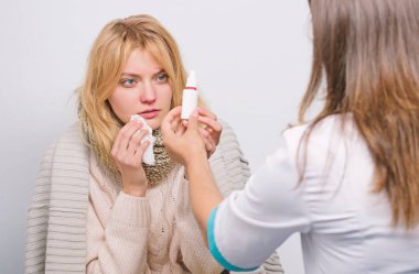 Sinüs ağrısı hafifletmek için ilaç bulma. Tanı için hasta kadın yapma primary care doktor. Doktor ziyaret sağlıksız kadın evde. Tıbbi doktor muayene hasta. Hasta bakımı ve sağlık