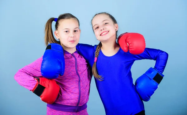 Kann man das Training von kleinen Boxer-Mädchen in Sportbekleidung durchführen. Fitness-Diät. Gesundheit im Energiebereich. K.o.-Schlag. Aktivitäten im Kindesalter. Sporterfolg. Freundschaft. Glücklicher Kindersportler in Boxhandschuhen — Stockfoto