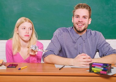 Carefree öğrenciler. Üniversitede zaman geçiriyor. Adam ve kız sınıfta oturuyor. Üniversitede veya üniversitede okuyor. Üniversite okuyan arkadaşlar öğrenciler. Kolej eğlencesi. Modern eğitim. Üniversitede eğlenmek