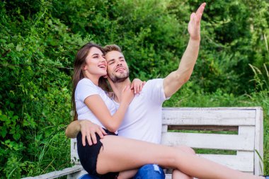Gerçek aşk. aşık çift. Mutluluk. çift bankta açık havada dinlenmek. Gizli bir yer. aile hafta sonu. romantik tarih. parkta kadın ile adam. Sevgililer günün kutlu olsun. ormanda yaz kamp