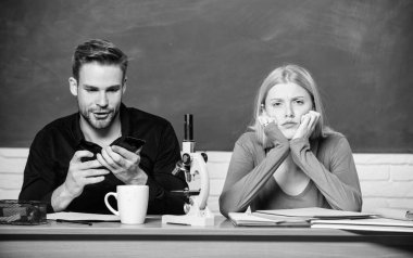 Genetik ve mühendislik. Zor Üniversitesi konu. Bilimsel deney. Adam ve kız mikroskop ile masada. Kolej veya üniversite okuyor. Biyoloji ders. Üniversite okuyan öğrenciler