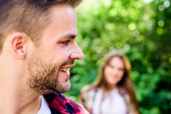 Çok güzel bir randevu. çift ilk açık havada buluşuyor. Ilişkiler. parkta kız ile seçici odak adam. Sevgililer günün kutlu olsun. ormanda yaz kamp. aile hafta sonu. romantik tarih. aşık çift