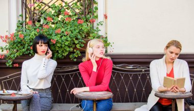 Hafta sonu rahatlayın ve dinlenin. Hobi ve eğlence. Farklı ilgi alanları. Grup güzel kadın cafe teras konuşma ve dinleme okuma ile kendilerini eğlendirmek. Bilgi kaynağı. Kadın eğlence