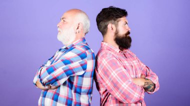 baba ve oğul ailesi. kuşak çatışması. berber dükkanı ve kuaför salonu. erkek sakal bakımı. damalı moda. gençlik vs yaşlılık karşılaştırın. Emeklilik. iki sakallı erkek yaşlı olgun. Ilişki