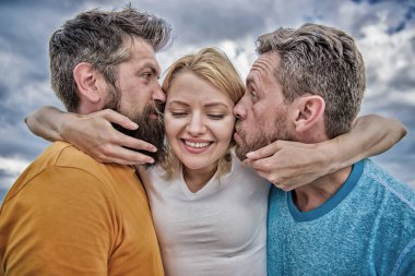 Bayan romantik ilişkiler her iki hayranlar tadını çıkarın. Erkeklerin dikkatini seviyor. Aşk üçgeni. Erkekler aynı kız yanakları öp. Kız iki adamla sarılmak. Romantik ilişkiler sorunları. Erkekler aşık aynı kadınla