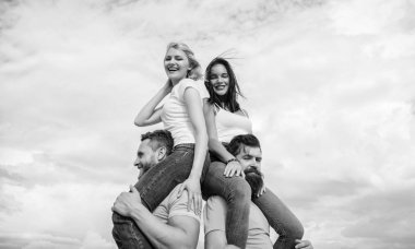 Erkekler kız arkadaş taşırlar. Yaz tatili ve eğlence. Çiftler çifte randevuda. Başka bir çifti daha katılmaya davet etmek. Çifte randevuda iki kez eğlenceli. Ailelerin dostluğu. Aşık çiftler eğleniyor