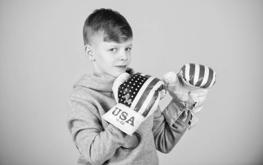 Delme nakavt. Fitness diyet. enerji sağlık. Spor başarı. spor giyim moda. ABD Bağımsızlık günü. Mutlu çocuk sporcu boks eldiven. egzersiz küçük çocuk boksör. Ücretsiz ve kendinden emin duygu