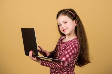 Sosyal ağlar ve blog. Bilgi kaynağı. Bloglama kavramı. Dizüstü bilgisayarı olan bir kız. Pc kullanarak küçük çocuk. Dijital teknoloji. Hayat online. İnternette sörf yapıyorum. Kendi blogunu geliştirin. Kişisel blog