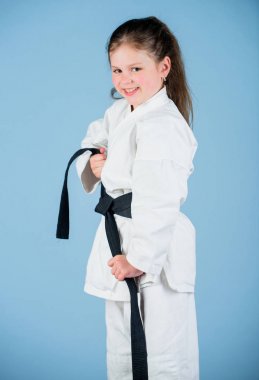 Dövüş sanatları üniformalı küçük kız. Gi Spor Giyim 'deki küçük kız. Kung Fu çalışıyorum. Mutlu çocukluk. Nakavt. Çocuklar için enerji ve aktivite. Tek dövüşte spor başarısı. Küçük bir mola veriyoruz.
