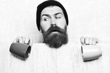 Kâğıt çarşaf ve fincanlarla vahşi beyaz hippi sakallı.