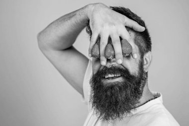 Çilek hayalini. Adam hipster tutun el ile çilek gözlerinin önünde sakallı. Çilek aklımda. Adam bir şey ama çilek mavi arka plan göremiyorum. Çilek tarafından bloke adam bakış