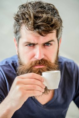 Sadece Espresso arabica. Kahve molası konsepti. Adam espressoyu rahatlatıyor. Sıcak içkinin tadını çıkarın. Hipster taze demlenmiş kahve içiyor. Sakallı, bıyıklı ve espresso fincanı olan adam. Sakallı adam kafein tüketir