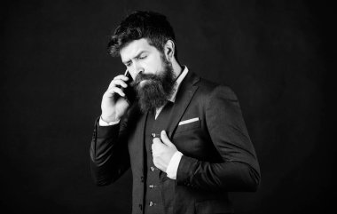 Yeni fikir paylaşımı. acımasız beyaz yenilikçi yeni teknolojisini kullanıyor. Online ve çevik. Takım elbiseli bir iş adamı. Olgun hipster sakallı telefonla konuşabilir. Sakallı adam ile smartphone. yeni teknoloji.