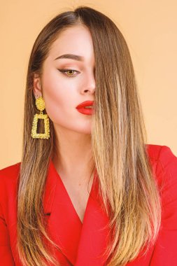 Kusursuz makyaj ve mükemmel takı. Kadın göz alıcı küpeler takar. Moda trendi. Kuyumcu dükkanı. Altın takı küpe gösteren kız modeli uzun saç. Pahalı aksesuar. Moda takı