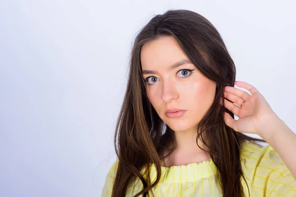 Brilhando com beleza natural. Retrato de cabelo longo mulher atraente. Beleza natural. Menina bonita skincare e maquiagem. embelezando cabelo rosto e pele. Cosmetologia e beleza. Maquiagem diária simples — Fotografia de Stock