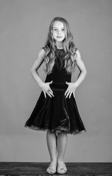 Kleding voor ballroom dansen. Kid trendy jurk ziet er schattig. Balzaal dancewear mode concept. Kid danser tevreden met concert outfit. Kids fashion. Meisje schattig kind dragen fluweel paarse jurk — Stockfoto