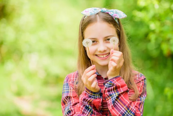 Ljus som maskros. Ha kul. Sommaren är här. Sommarträdgård blomma. Flicka land rustik stil rutig skjorta natur bakgrund. Fira återkomst sommaren. Maskros vackra och full symbolik — Stockfoto