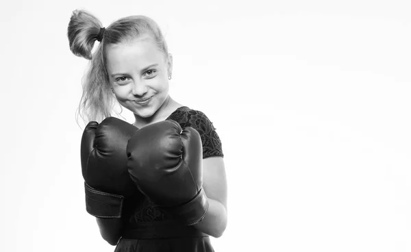 Concept sport et santé. Sport de boxe pour femme. Fille enfant avec des gants bleus posant sur fond blanc. L'éducation sportive. Sois forte. Forte boxe pour enfants. Élever pour le leadership et le gagnant — Photo