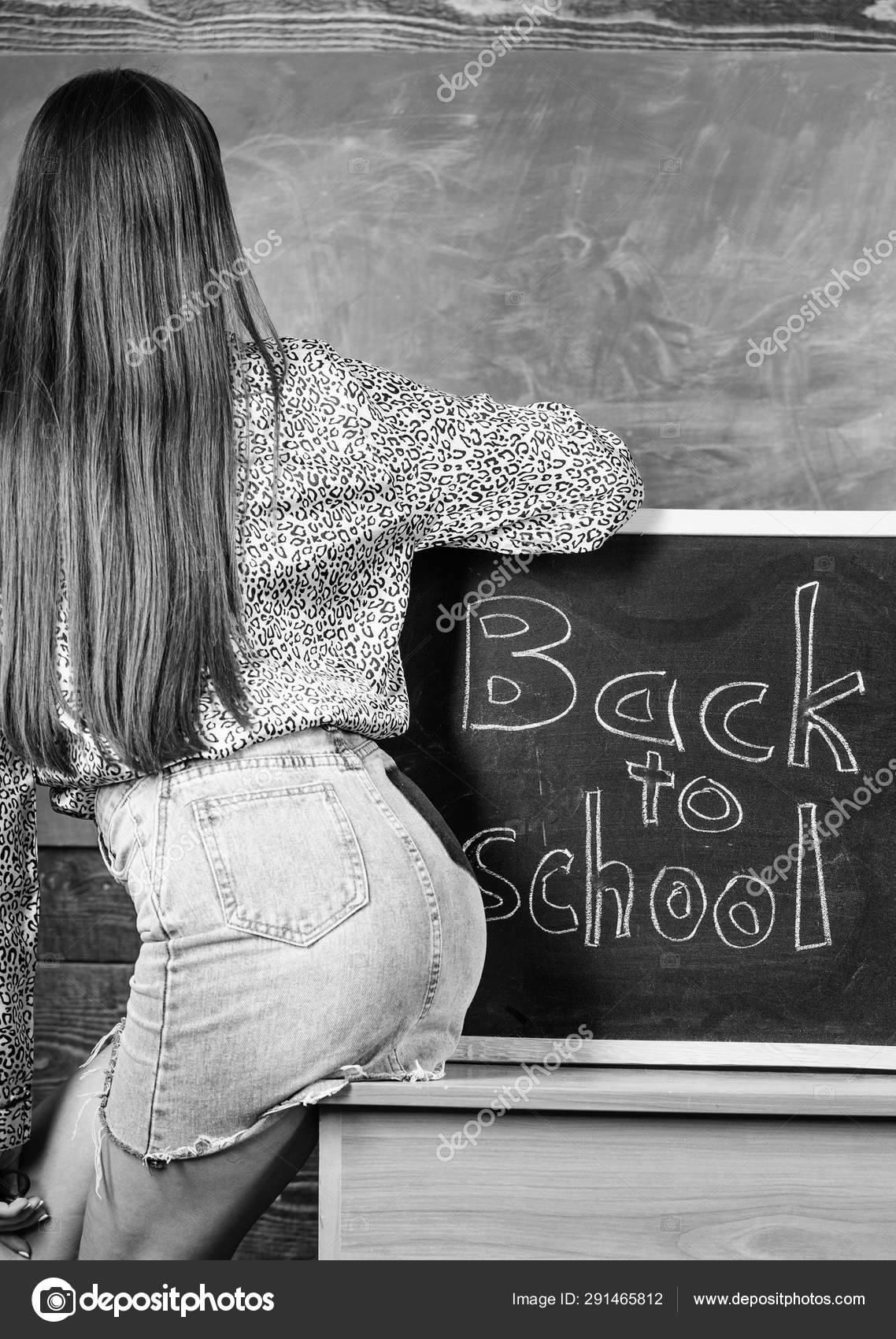 Юбка жопа Ученик учителя мини юбки сексуальные ягодицы сидеть таблице надпись обратно в школу. Спина и ягодицы студента возле доски. Джинсовая юбка нарушает правила школьной одежды. Дресс-код — Стоковое фото © stetsik #291465812