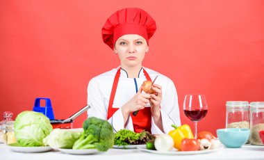 Acı çek, ama yapmaya devam et. Ev hanımı soğan keserken ağlayarak pişirir. Soğanı doğrayın ve doğrayın. Soğan ları kesen gözler ve yaşlar. Şef soğan soyma pişirin. Mutfak rutini. Kız sağlıklı yemek pişirme