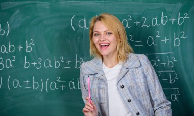 Eğitim ve eğitim. Modern okul. Bilgi toplama günü. Öğretmen tahtada ders veriyor. Okula dönelim. Öğretmenler günü. - Okul. Evde eğitim. Mutlu kadın. Sınıftaki kadın. Öğrenci hayatından zevk alıyorum.