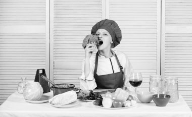 Çiğ gıda diyet. Kadın profesyonel şef çiğ brokoli sebze tutun. Ücretsiz sağlıklı vejetaryen ve vegan yemek tarifleri. Brokoli yemek yapmayı. Brokoli favori madde açın. Brokoli beslenme değeri