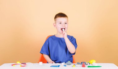 Oyun oyna. Çocuk sevimli çocuk gelecek doktor kariyer. Sağlıklı bir hayat. Çocuk küçük doktor steteskop ve tıbbi aletlerle masaya otursun. Tıp kavramı. Sağlık. Tıbbi muayene. Tıp eğitimi